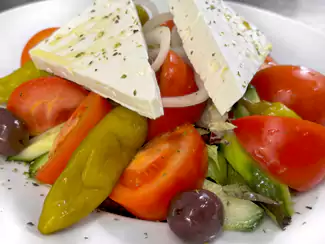 Griechischer Bauernsalat mit Fetakäse