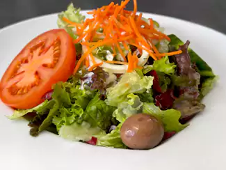 Knackfrischer griechischer gemischter Salat